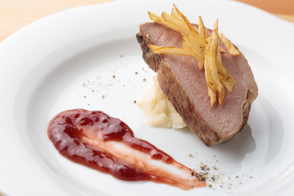 ソースを添えた肉料理