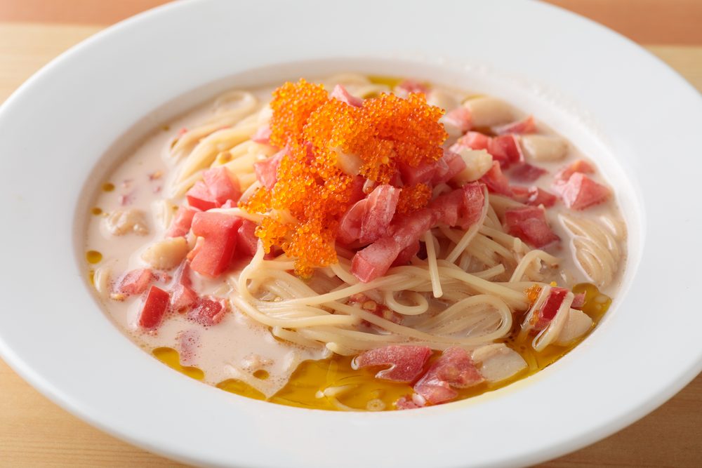 魚卵をあしらった冷製パスタ