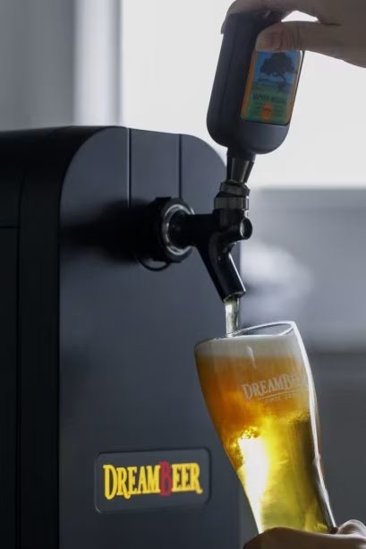 貸出のビールサーバーから注ぐクラフトビール