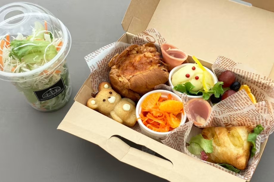 焼きたてパンとデリが入ったモーニングBOX