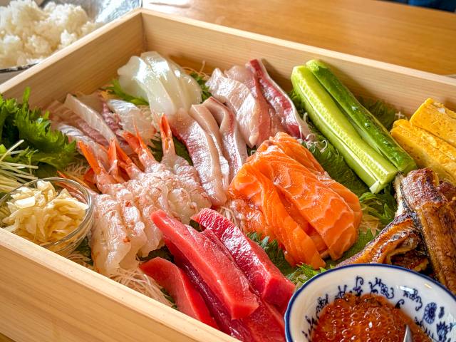 木箱に盛られた寿司ネタの盛り込み